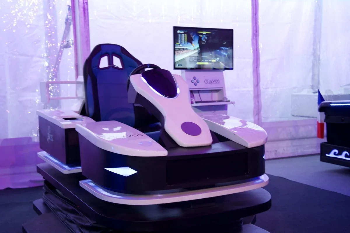 Simulateur kart VR Evos blanc et bleu avec volant et écran de course installé sous tente blanche avec éclairage violet