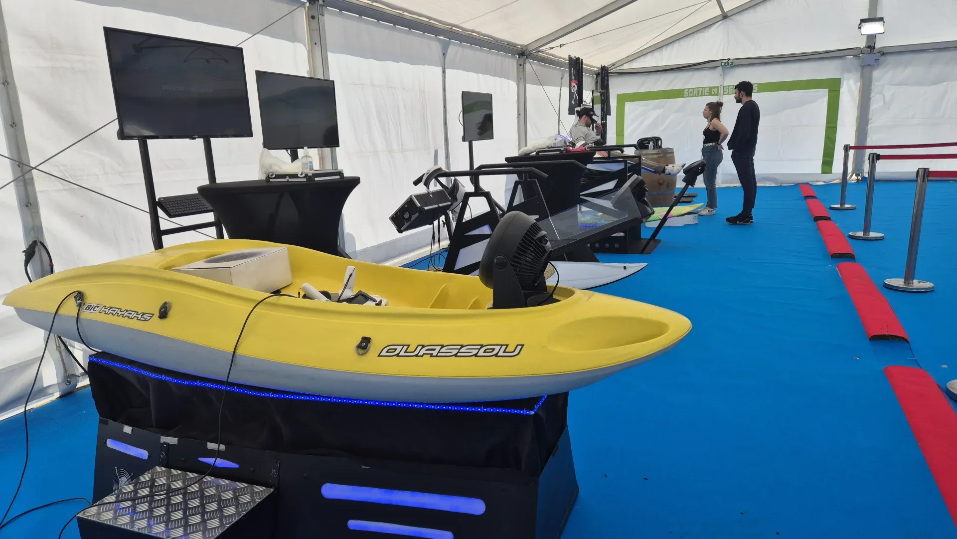 Simulateur de kayak VR avec plateforme dynamique et pagaie connectée lors d'un événement