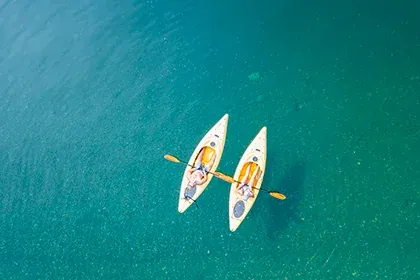 Participant sur simulateur canoë kayak VR en descente de rivière