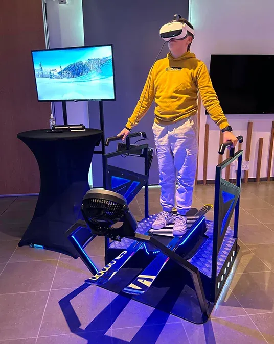 Enfant sur le simulateur ski VR By Evos lors d'un événement corporate