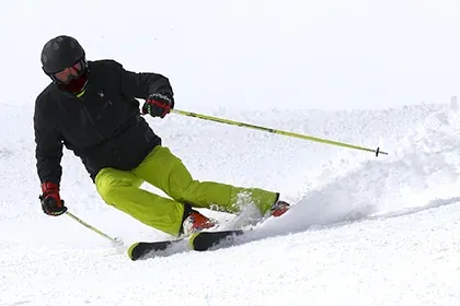 Skieur dévalant une piste avec le simulateur de ski VR By Evos