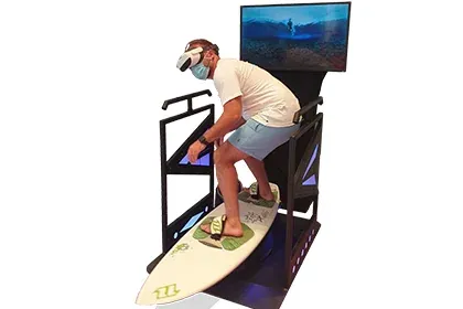 Personne sur un simulateur de surf en réalité virtuelle By Evos