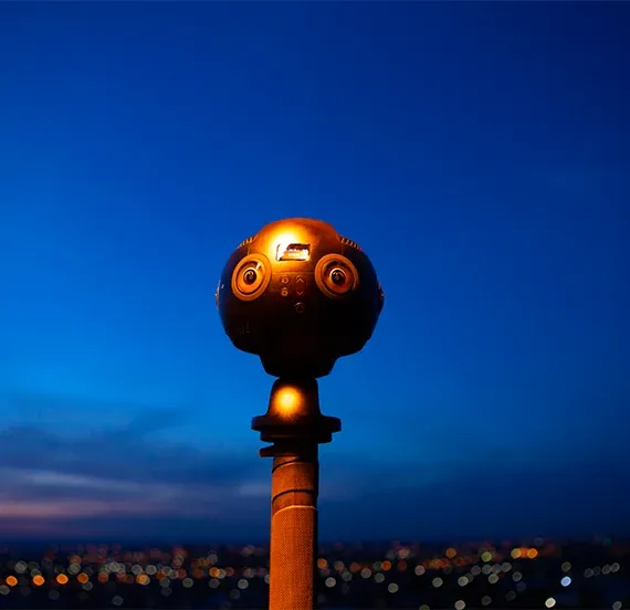 Caméra 360° en tournage nocturne sur site extérieur
