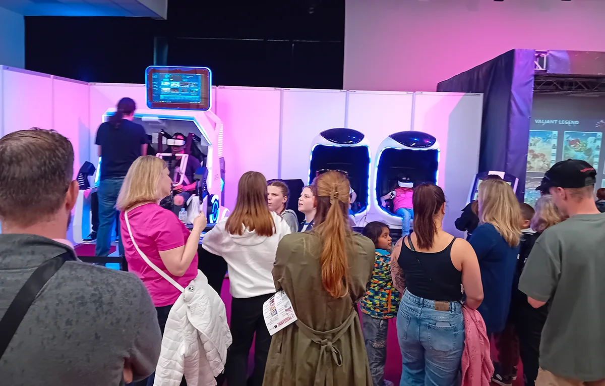 Deux participants en session simultanée sur un simulateur double 360° en réalité virtuelle