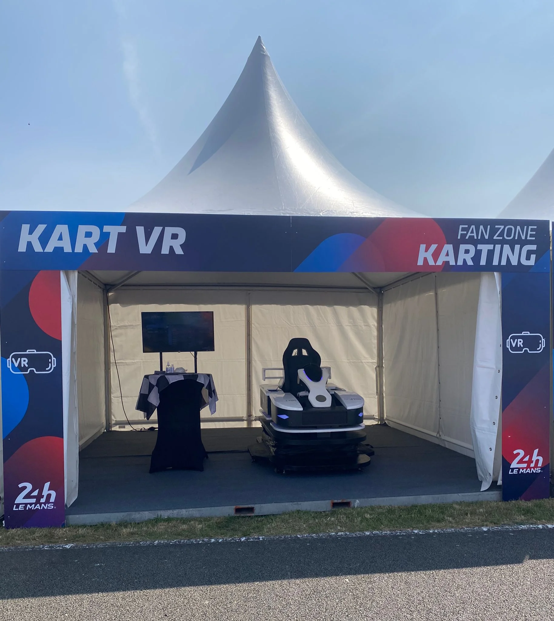 Stand Kart VR Fan Zone avec simulateur sous tente aux 24h du Mans