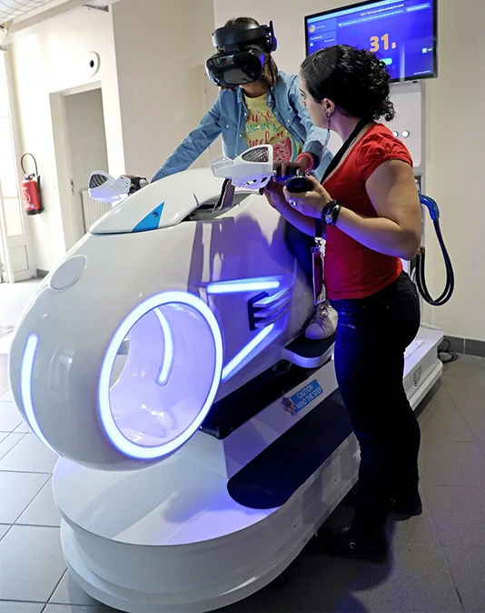 Participants en session de team building réalité virtuelle avec casques VR