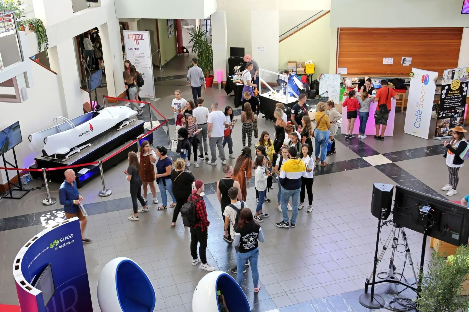 Vue du hall du Diagora avec simulateurs et public au Tubecon