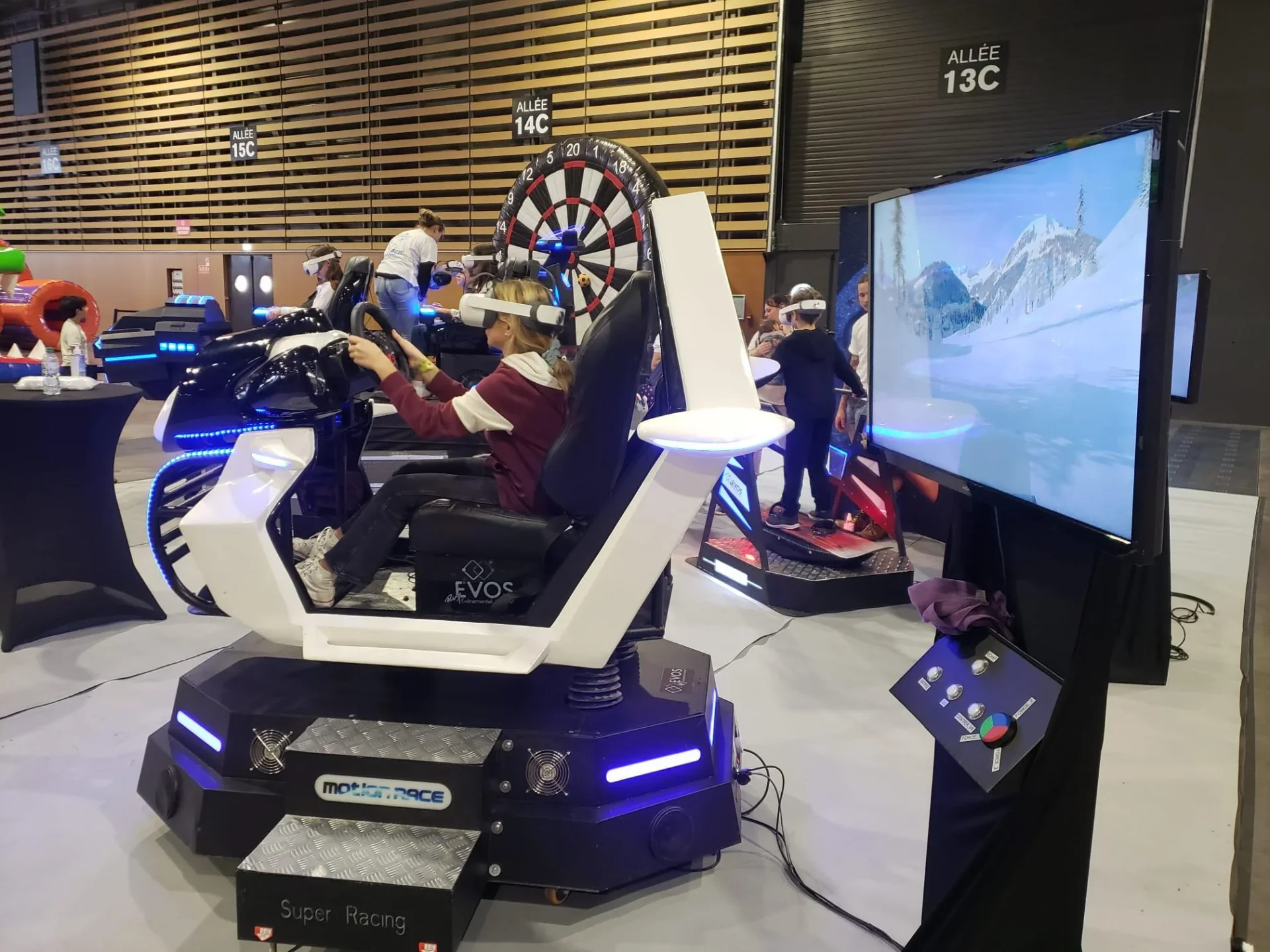 Simulateur scooter des neiges VR By Evos en action lors d'un événement public - animation collectivité