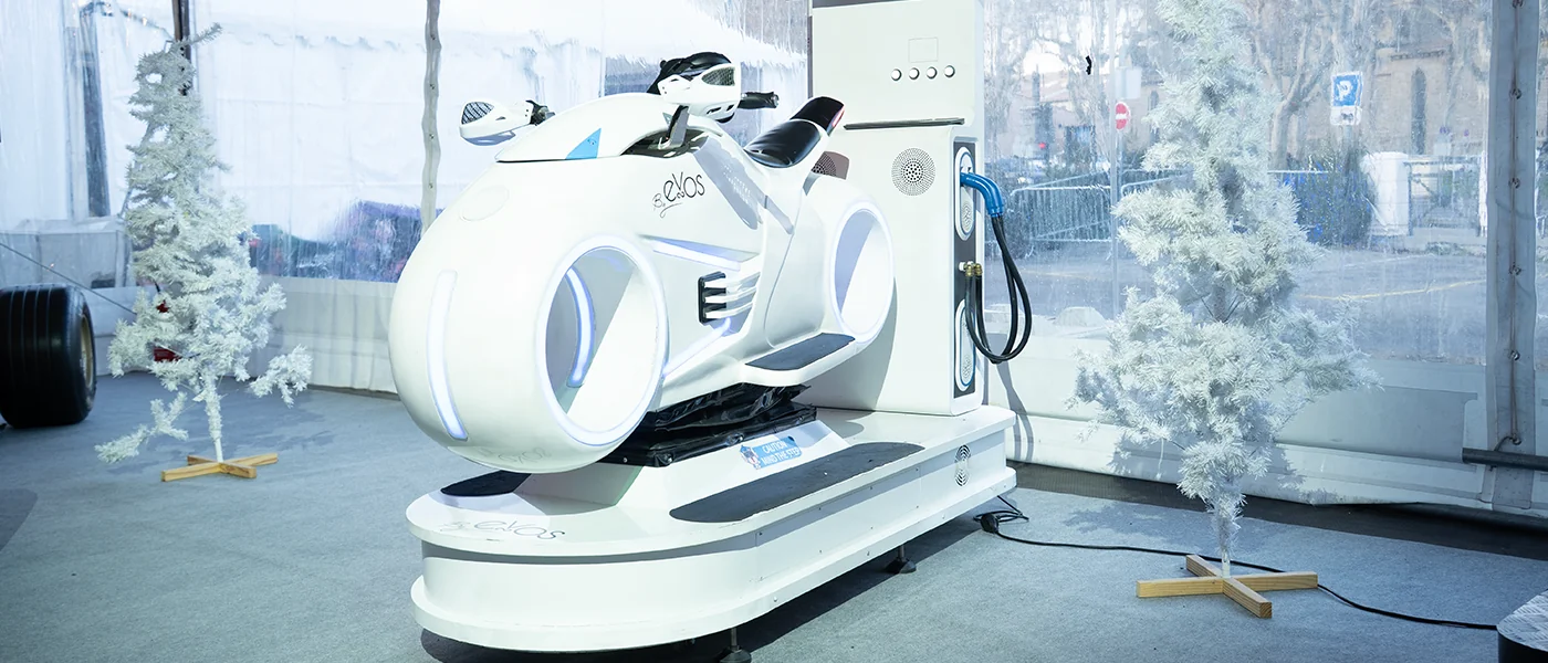 Simulateur de moto VR By Evos avec plateforme motorisée et casque de réalité virtuelle dernière génération
