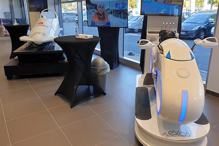 Espace événementiel équipé de simulateurs VR en forme d'oeuf et de bornes interactives