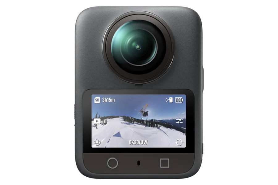 Caméra DJI compacte grise avec objectif grand angle et écran affichant une scène de snowboard