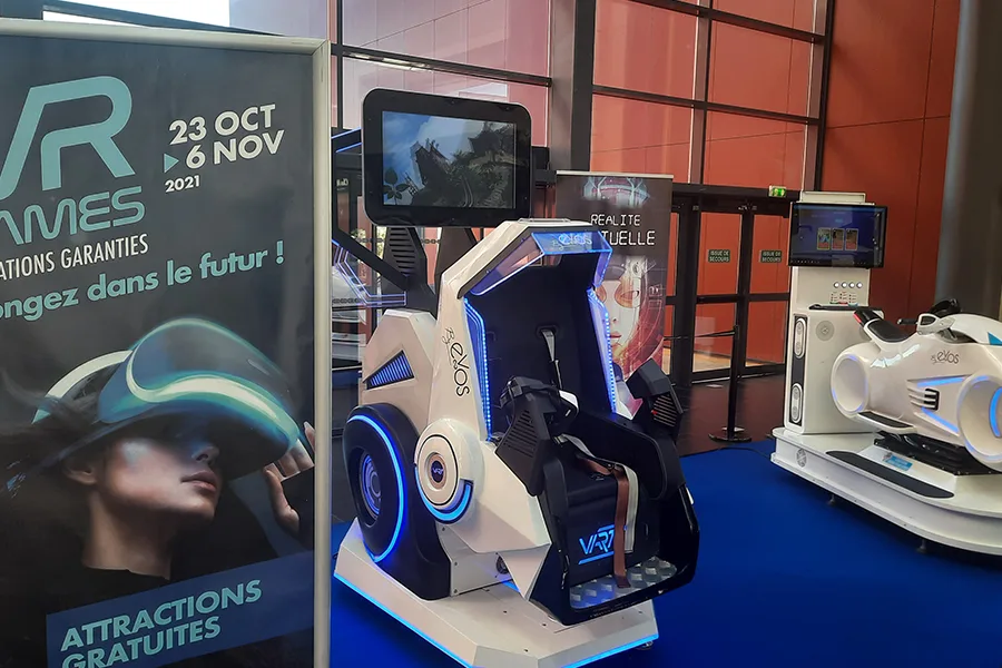Stand VR Games avec simulateur bleu lors d'un salon grand public
