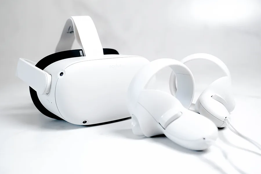 Casque Meta Quest 2 blanc posé avec ses deux manettes Touch sur fond clair