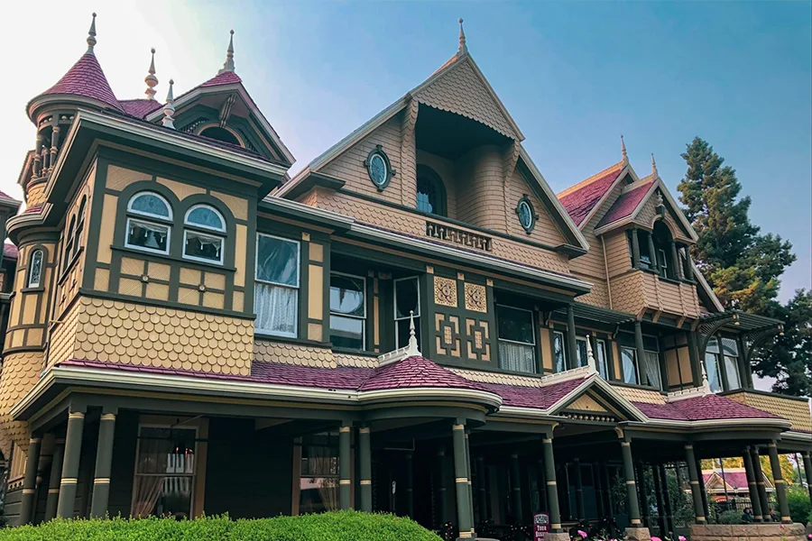 Couloir labyrinthique de la maison Winchester avec ses boiseries victoriennes