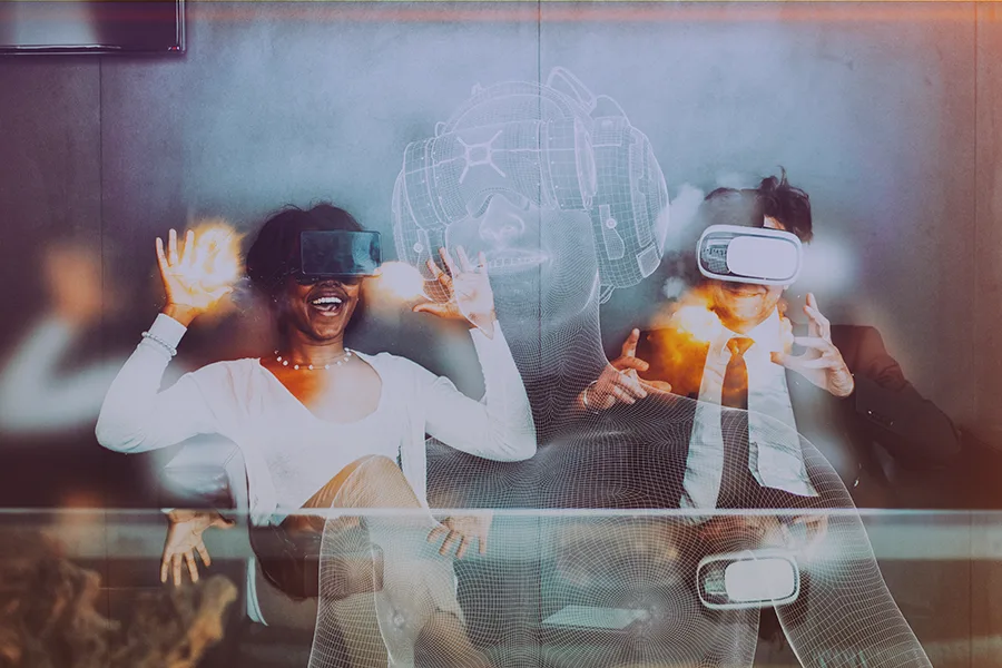 Deux collègues portant des casques VR manipulent un hologramme 3D en réunion