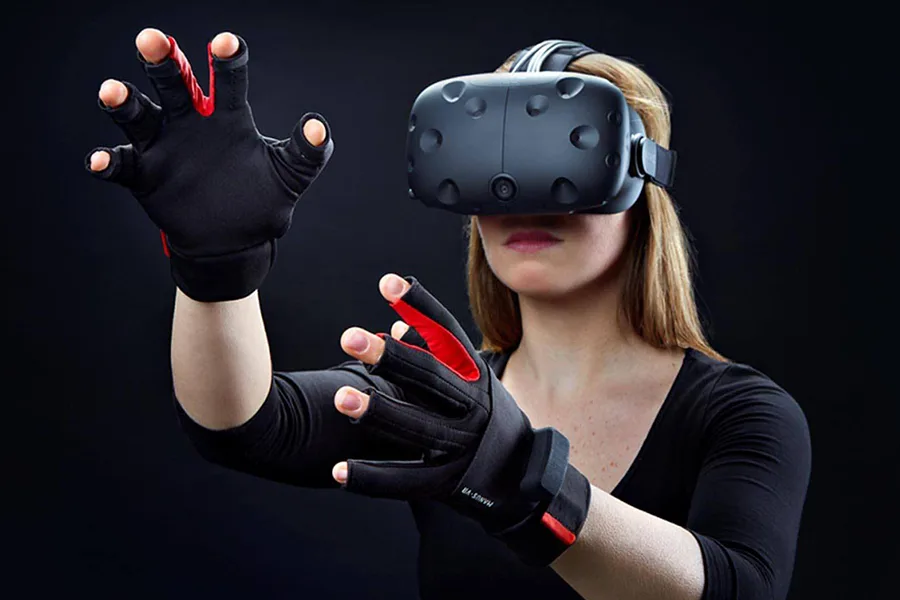 Femme équipée d'un casque VR et de gants haptiques pour le suivi des mains