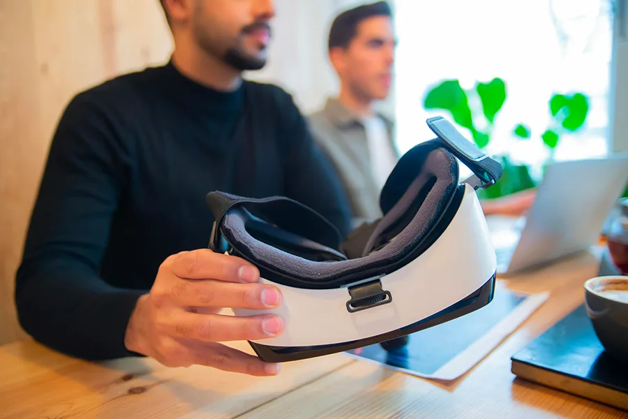 Réunion professionnelle avec des collaborateurs utilisant des casques de réalité virtuelle