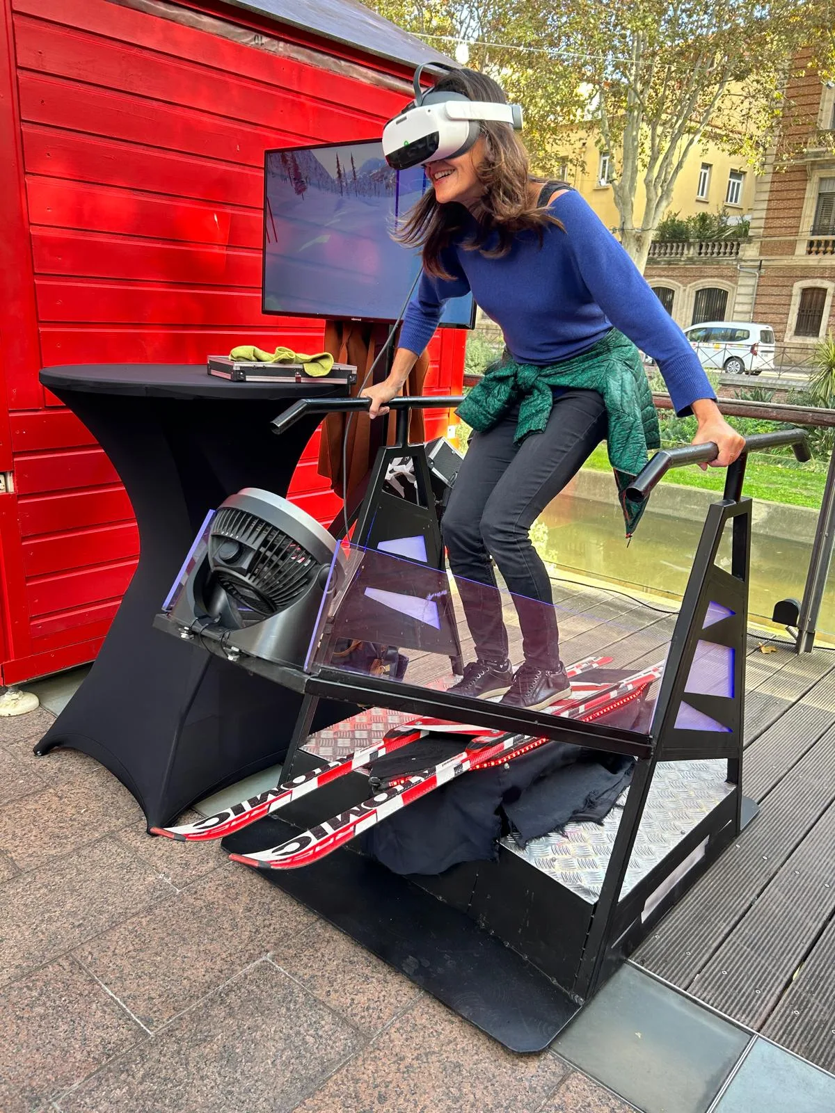 Femme debout sur un simulateur de ski VR en extérieur avec casque Meta Quest