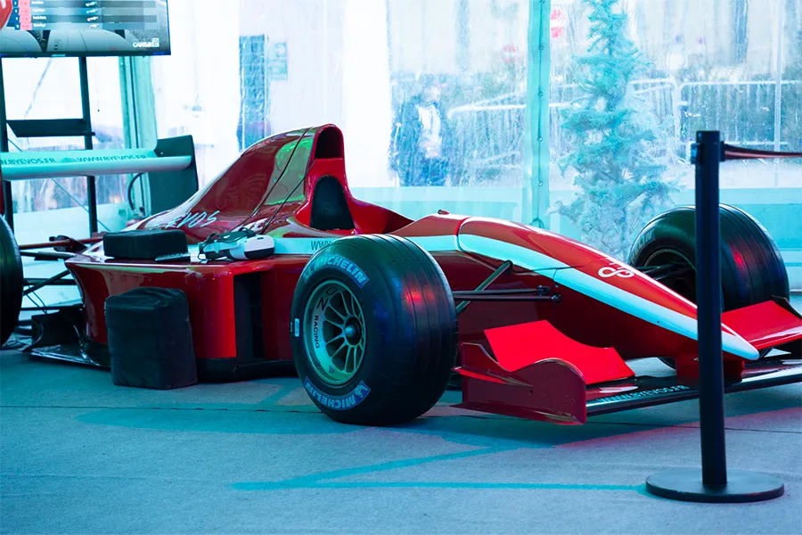Simulateur de Formule 1 VR avec cockpit authentique utilisé lors d'un salon professionnel