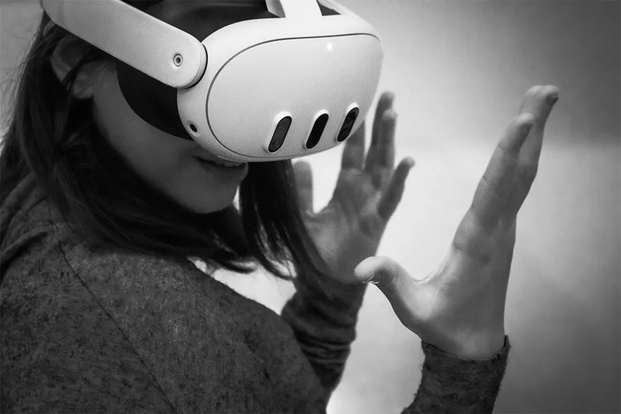 Jeune femme testant un casque de réalité virtuelle pour la vidéo 3D