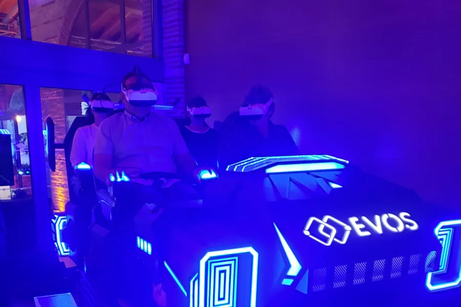 Simulateur VR By Evos en éclairage bleu lors d'une soirée événementielle
