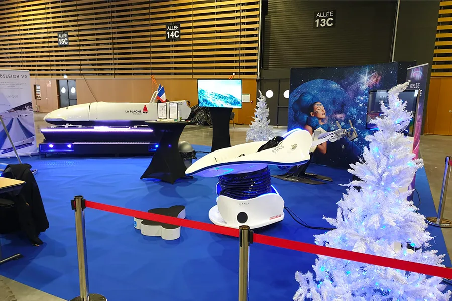 Simulateurs VR bobsleigh et luge By Evos dans un hall événementiel avec décoration de Noël