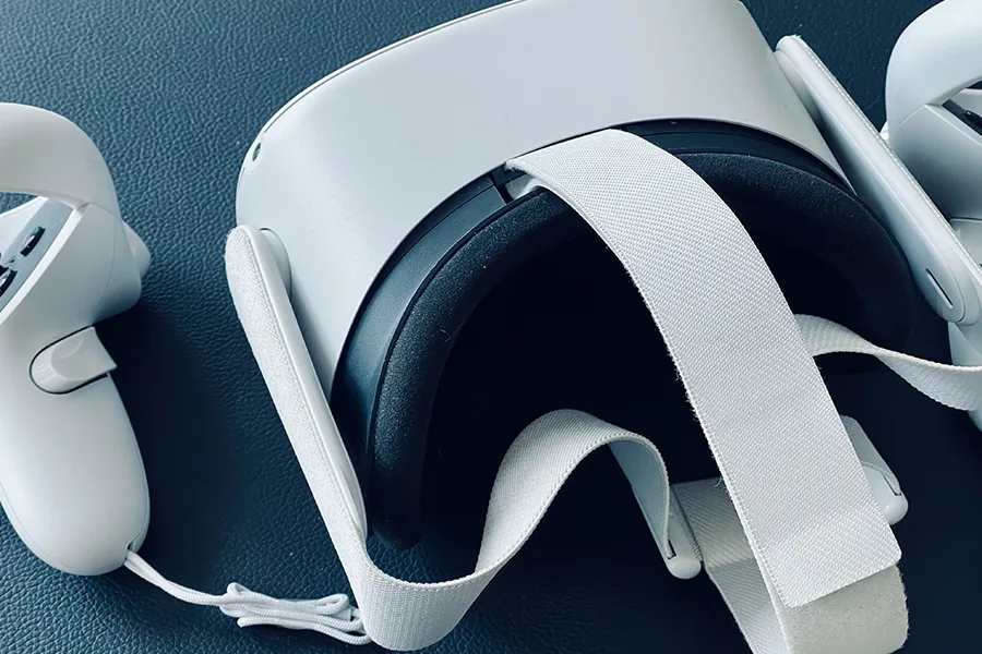 Casque VR Meta Quest posé sur une surface avec ses contrôleurs
