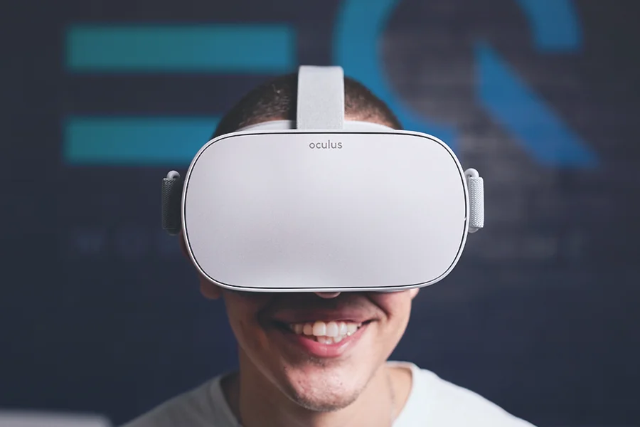 Schéma des composants internes d'un casque VR autonome et ses caméras de tracking