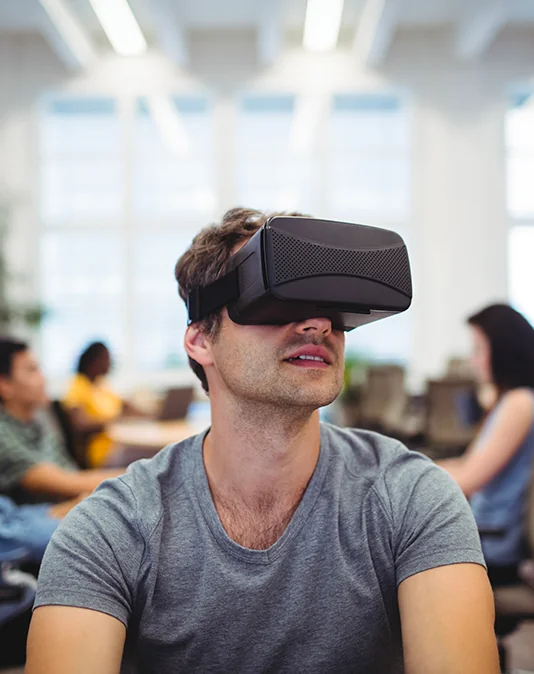 Étudiant en TP universitaire avec casque VR - simulation pédagogique réalité virtuelle By Evos