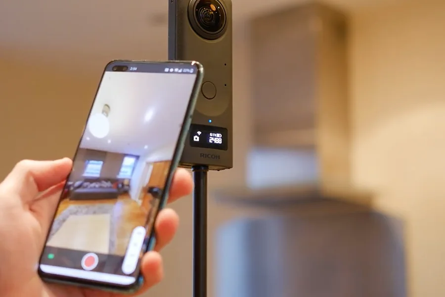 Interface d'un logiciel de visite virtuelle avec panorama 360 et points d'intérêt