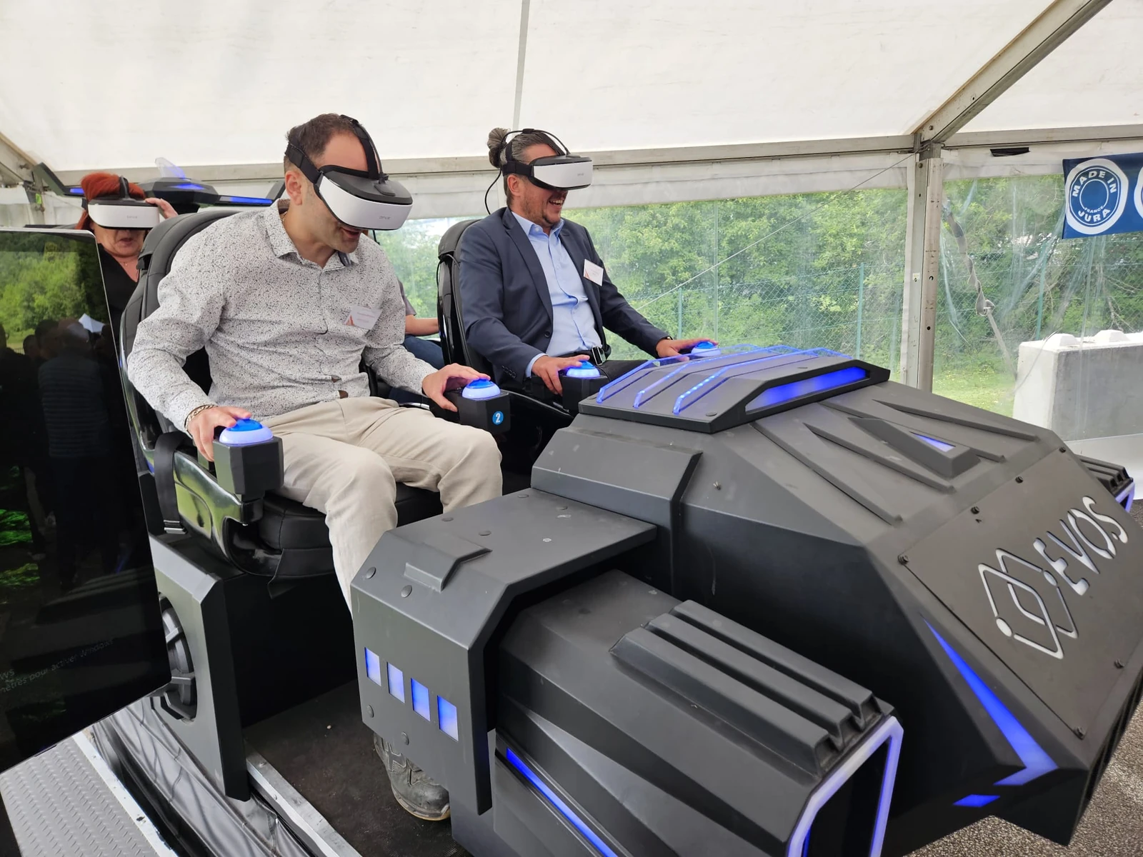 Collaborateurs Precijura en casque VR sur la navette immersive 4 places sous tente à Équevillon