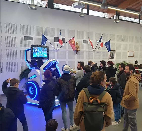 Simulateur 360° VR By Evos installé sur un stand lors d'un événement professionnel