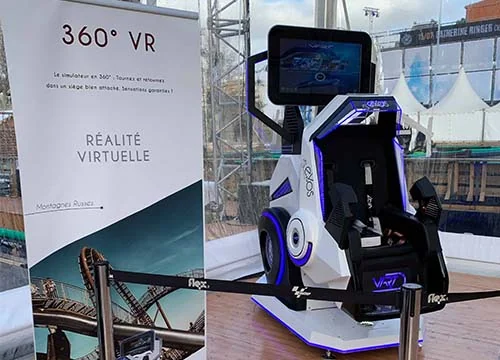 Participant équipé d'un casque VR en pleine session sur le simulateur 360° By Evos