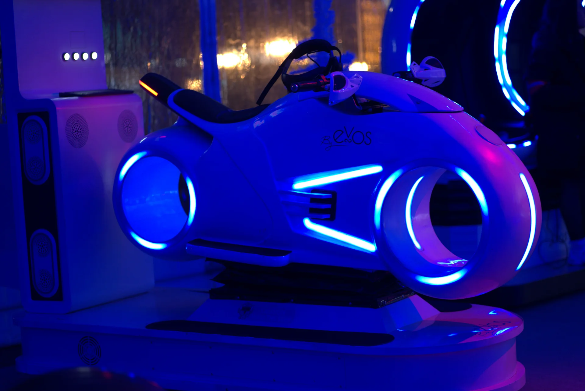 Simulateur de bobsleigh VR deux places installé sur un stand de salon professionnel