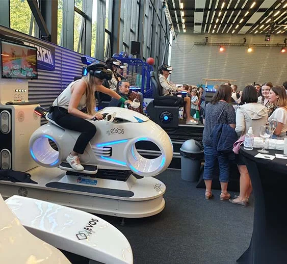 Gros plan sur le simulateur de moto VR avec guidon et casque