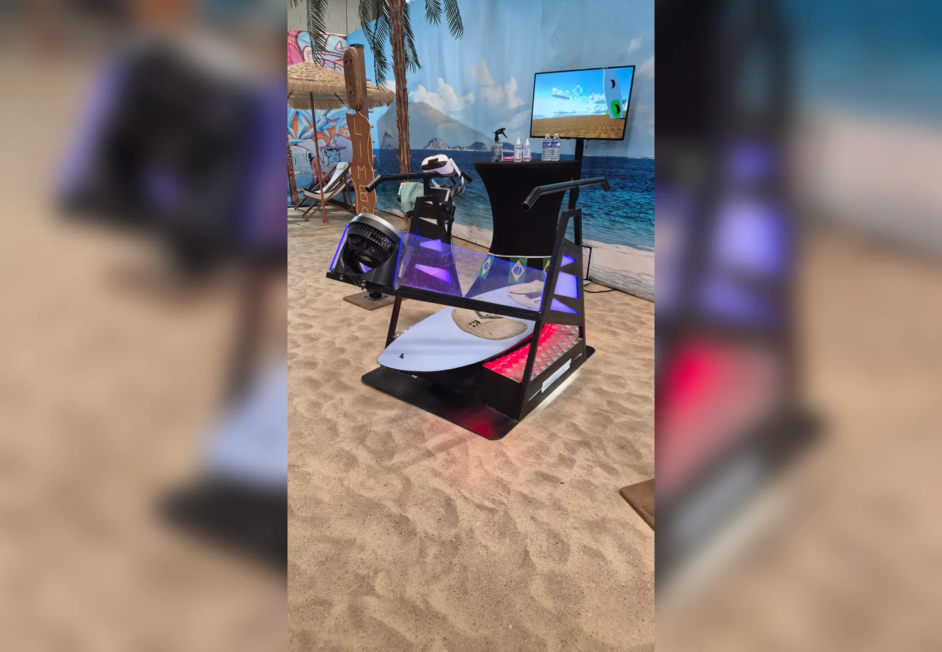 Simulateur de surf VR avec décor plage dans le stand de la Foire