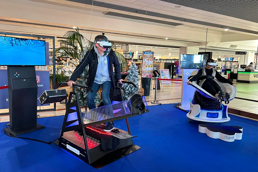 Simulateurs de snowboard et luge VR installés dans la galerie marchande du centre E. Leclerc Rouffiac-Tolosan
