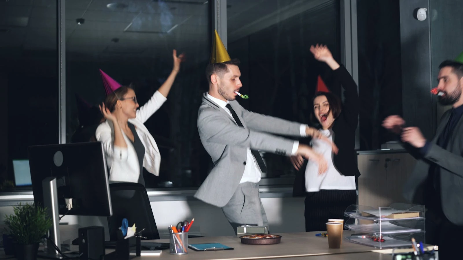 Collaborateurs lors d'une soirée d'entreprise festive