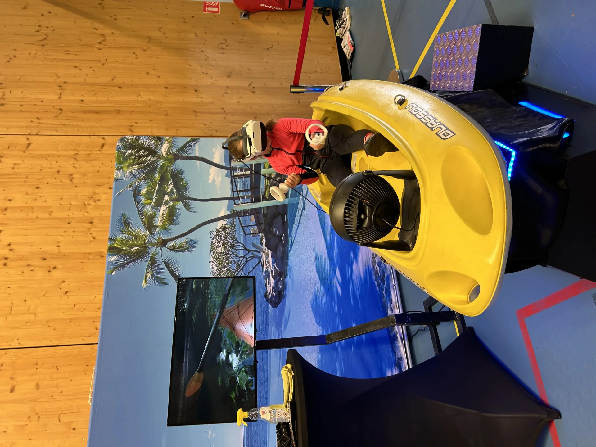 Enfant découvrant le simulateur de kayak VR lors d'une animation grand public